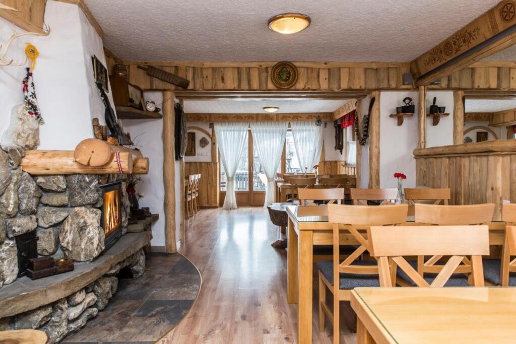 Willa CHWOST Pokoje-Apartamenty blisko Term Pensjonat