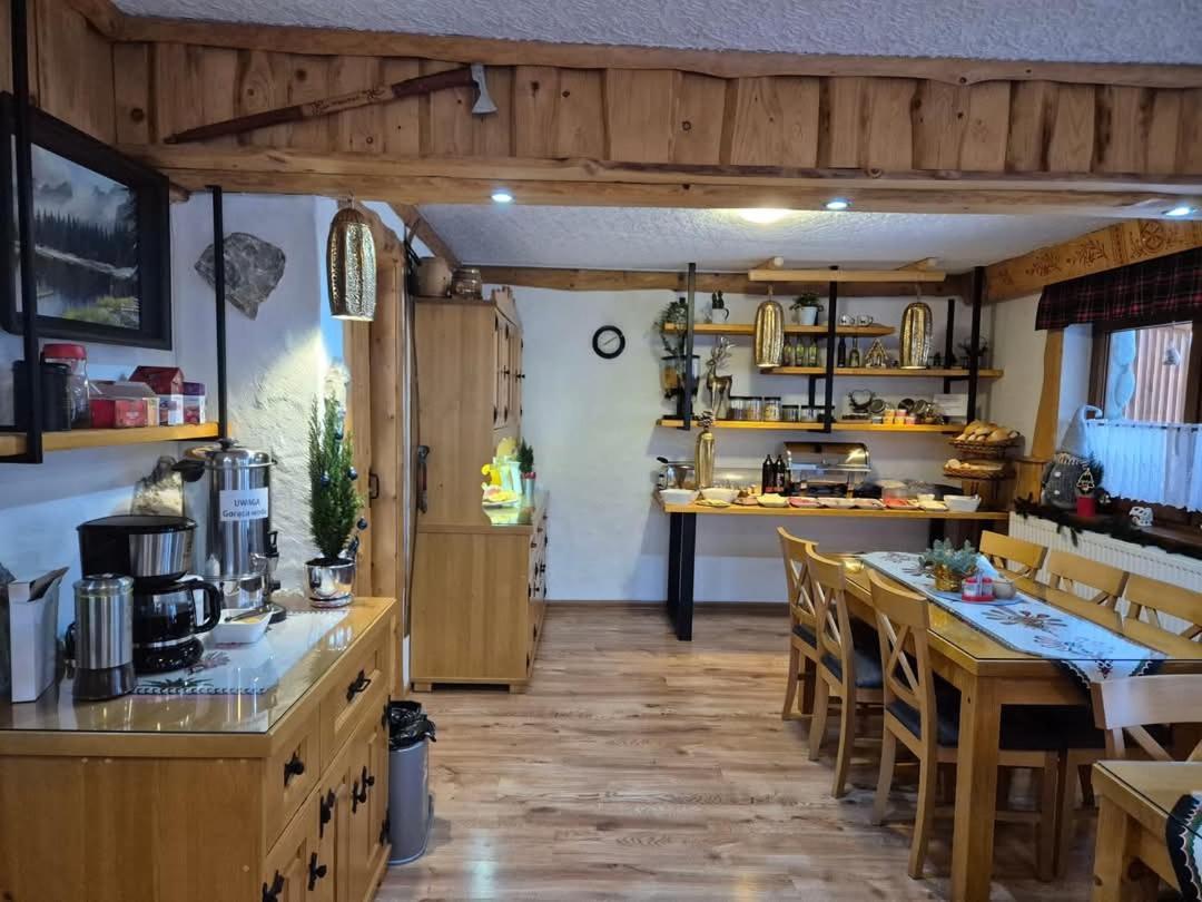 Willa CHWOST Pokoje-Apartamenty blisko Term Pensjonat